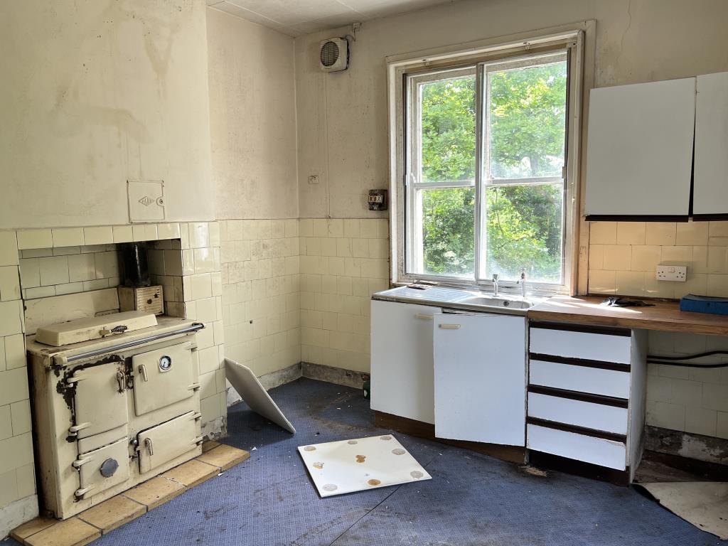 Lot: 129 - FOUR-BEDROOM HOUSE IN NEED OF IMPROVEMENT - Kitchen with Aga style oven